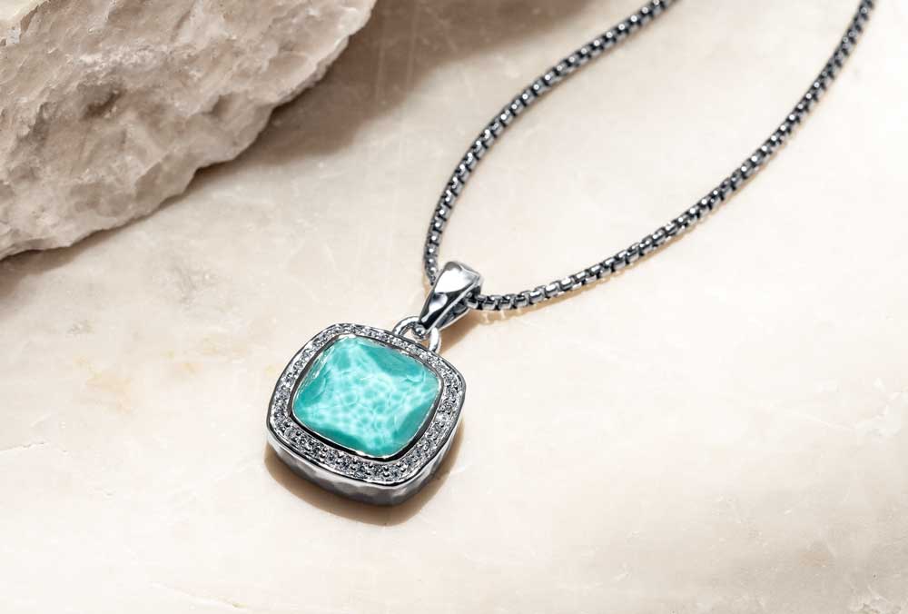 Laguna Solana Necklace Cushion on Stone